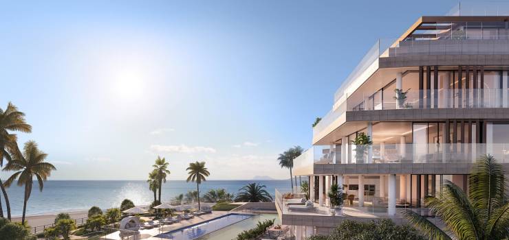 EERSTE LIJN STRAND OF HOGER GELEGEN IN ESTEPONA?