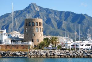 Haveningang met uitkijktoren aan de linkerkant en La Concha-berg aan de achterzijde, Puerto Banus, Marbella, Costa del Sol, provincie Malaga, Andalusië, Spanje, West-Europa.